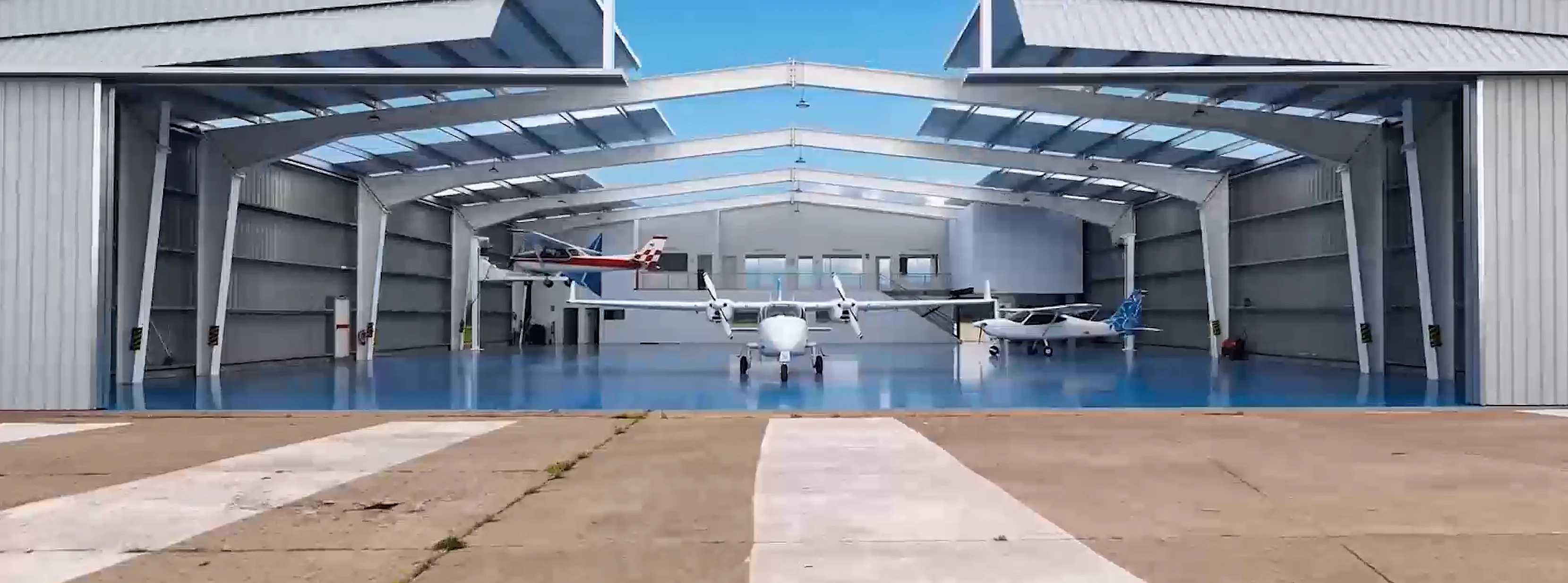 Virtuelle Darstellung eines entstehenden Flugzeug-Hangars mit Flugzeugen